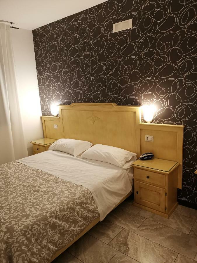 Hotel Clinton Casoria Phòng bức ảnh